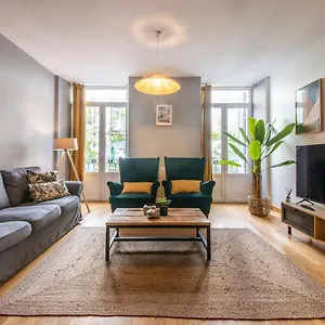 Legazpi, Amplio, Moderno Y Centrico Apartment